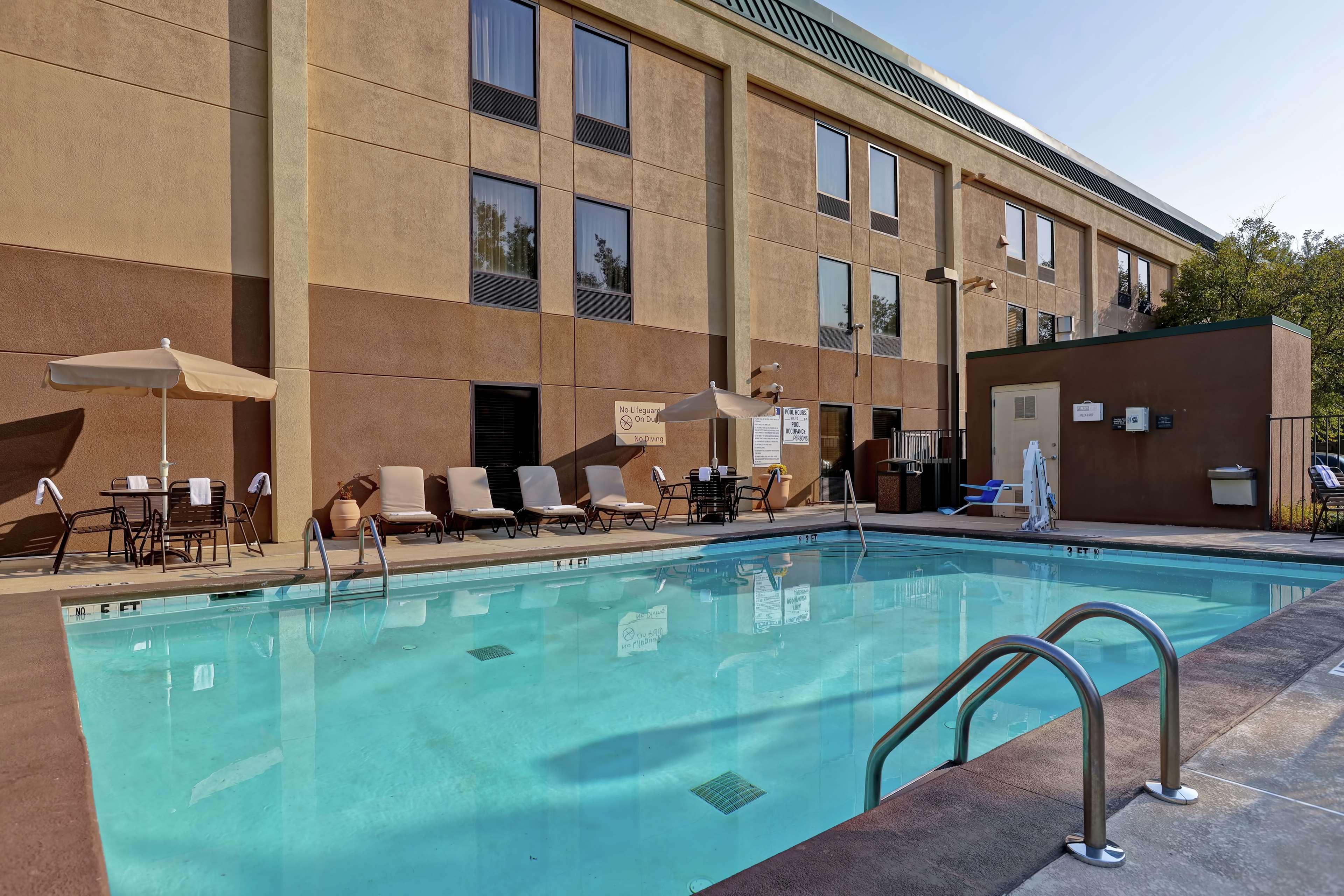 Hampton Inn Atlanta-Woodstock Exterior photo